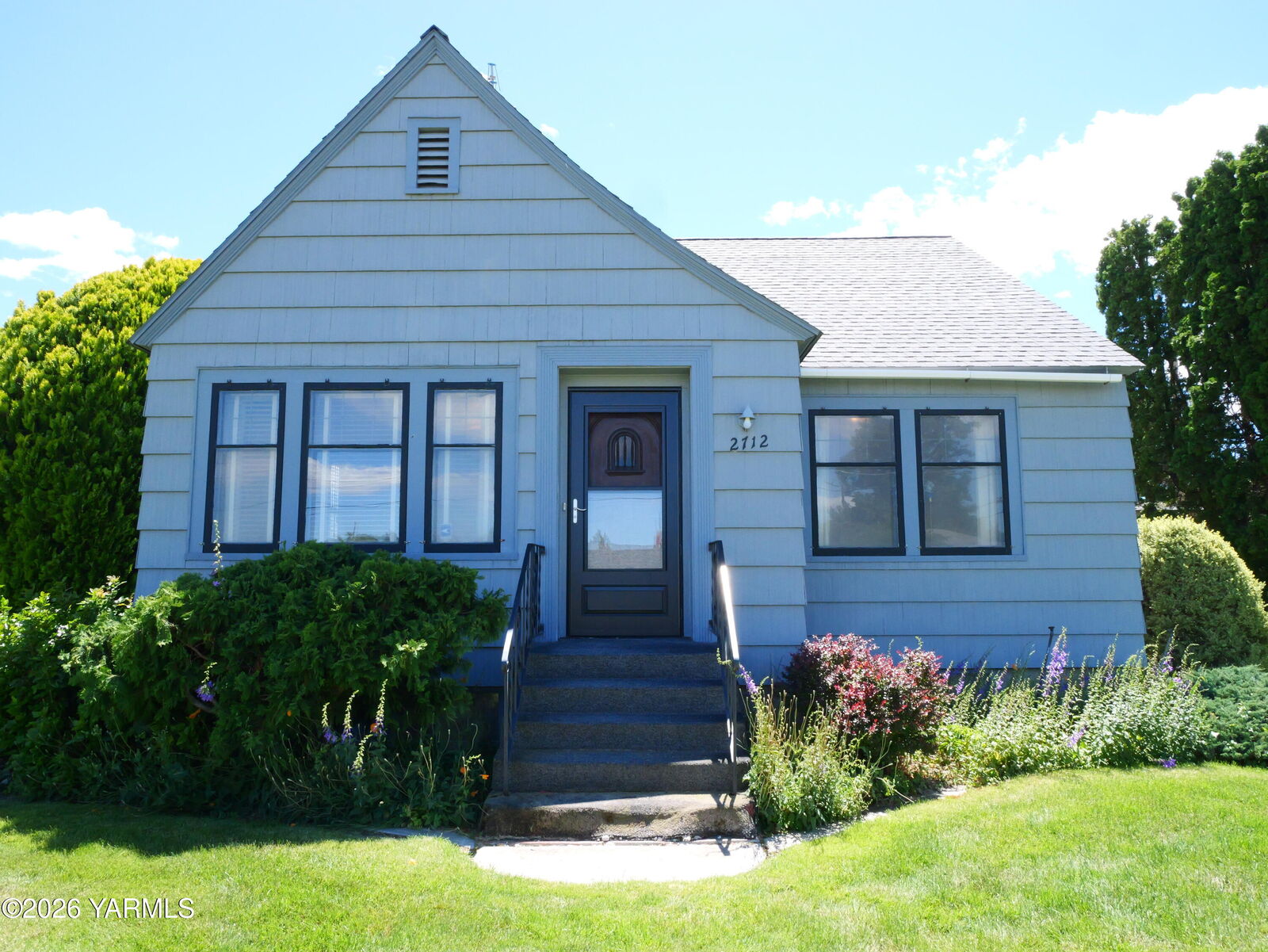 Property Photo: 2712 Clinton Way WA 98902