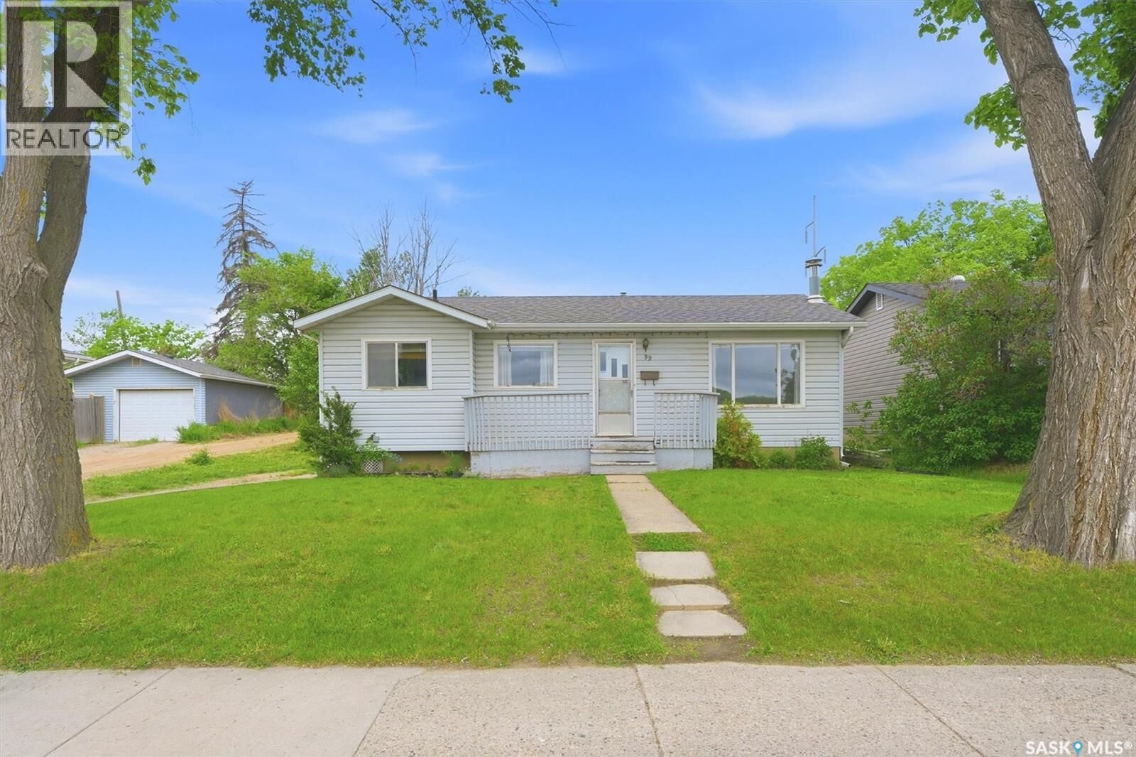 Property Photo:  99 Howell Avenue  SK S7L 3S9 