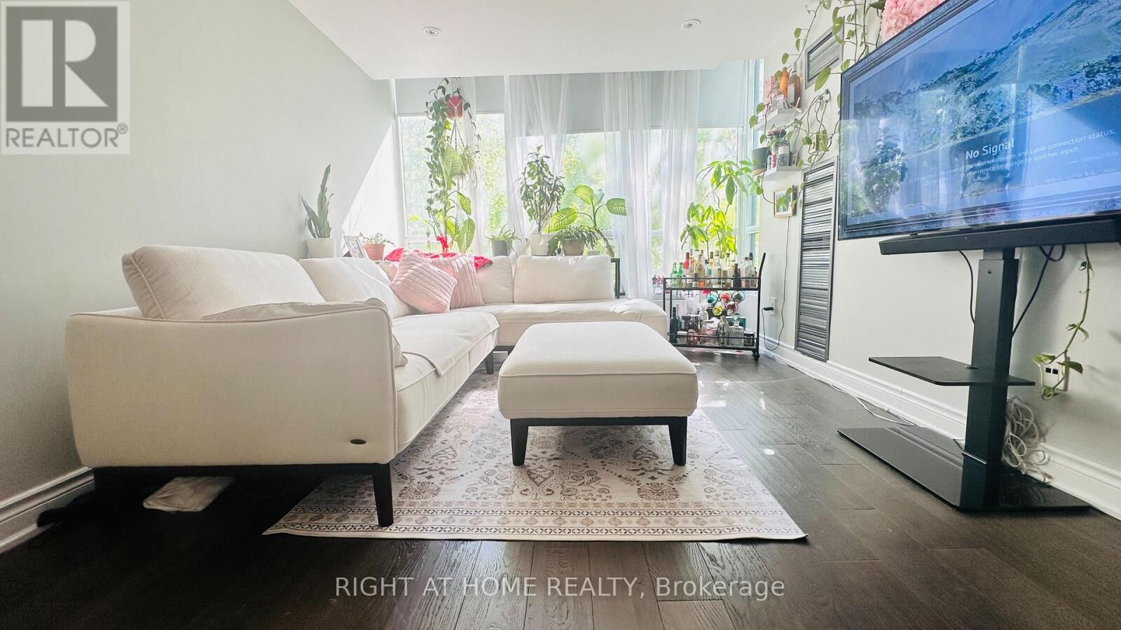 Property Photo:  3050 Ellesmere Road 209  ON M1E 5E6 