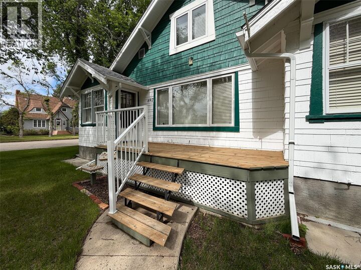 Property Photo:  692 2nd Street E  SK S0N 2M0 