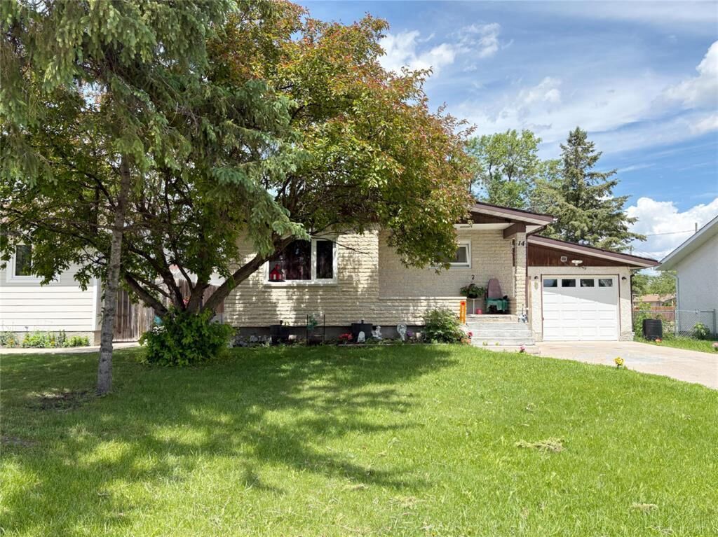 Property Photo: 14 Connor Place MB R0E 0C0