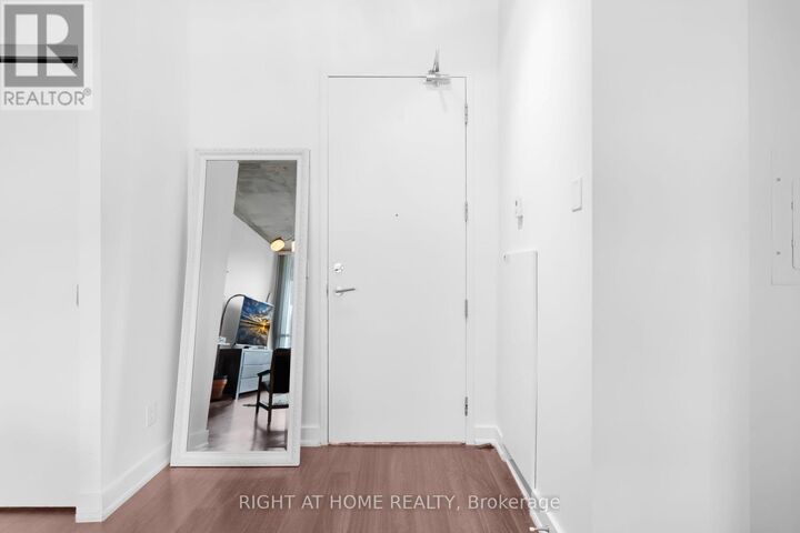 Property Photo:  60 Bathurst Street 610  ON M5V 2P4 