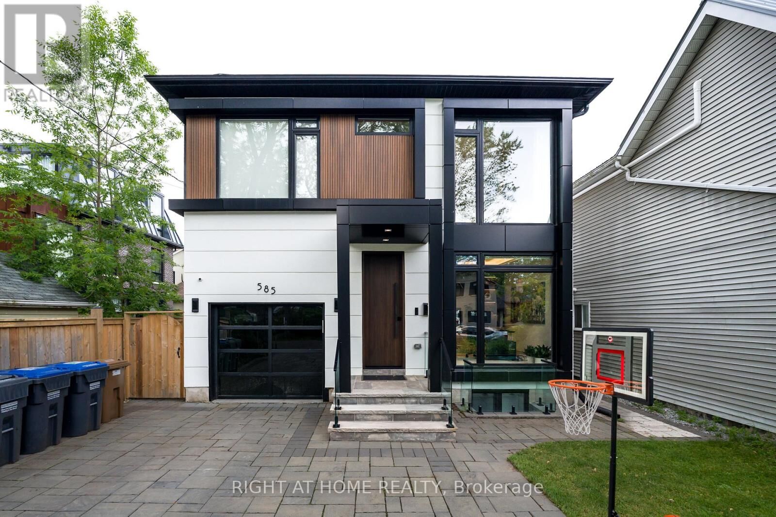 Property Photo:  585 Montbeck Crescent  ON L5G 1N9 