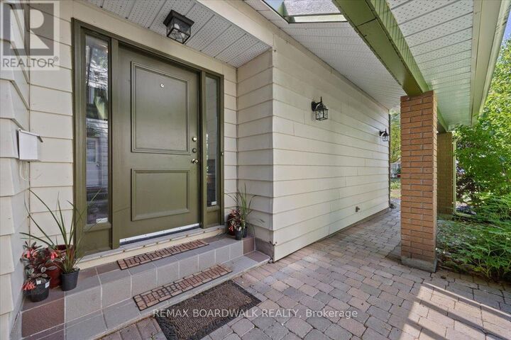 Property Photo:  13 Pommel Crescent  ON K2M 1A3 