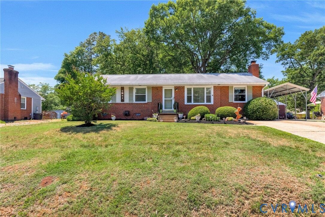 Property Photo: 9902 Royerton Drive VA 23228