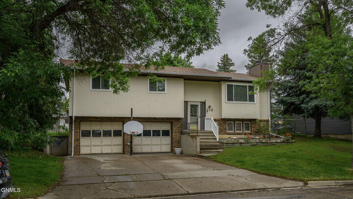 Property Photo:  212 10th Street NW  ND 58523 
