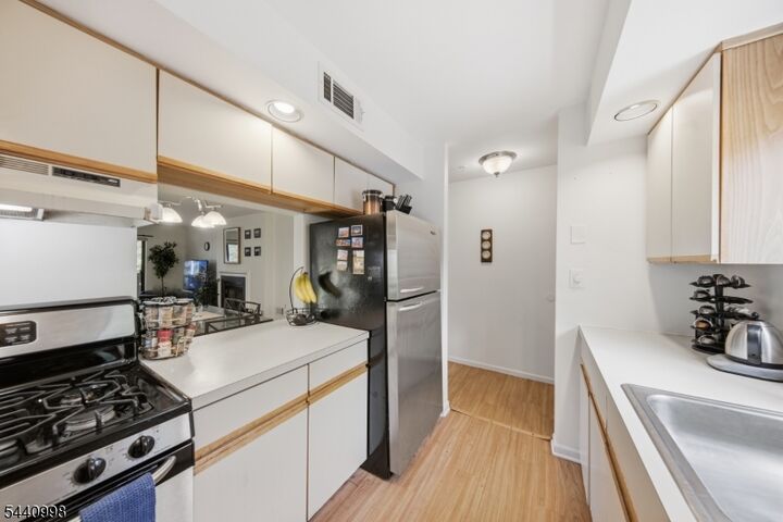 Property Photo:  609 Mark Twain Way  NJ 07430 