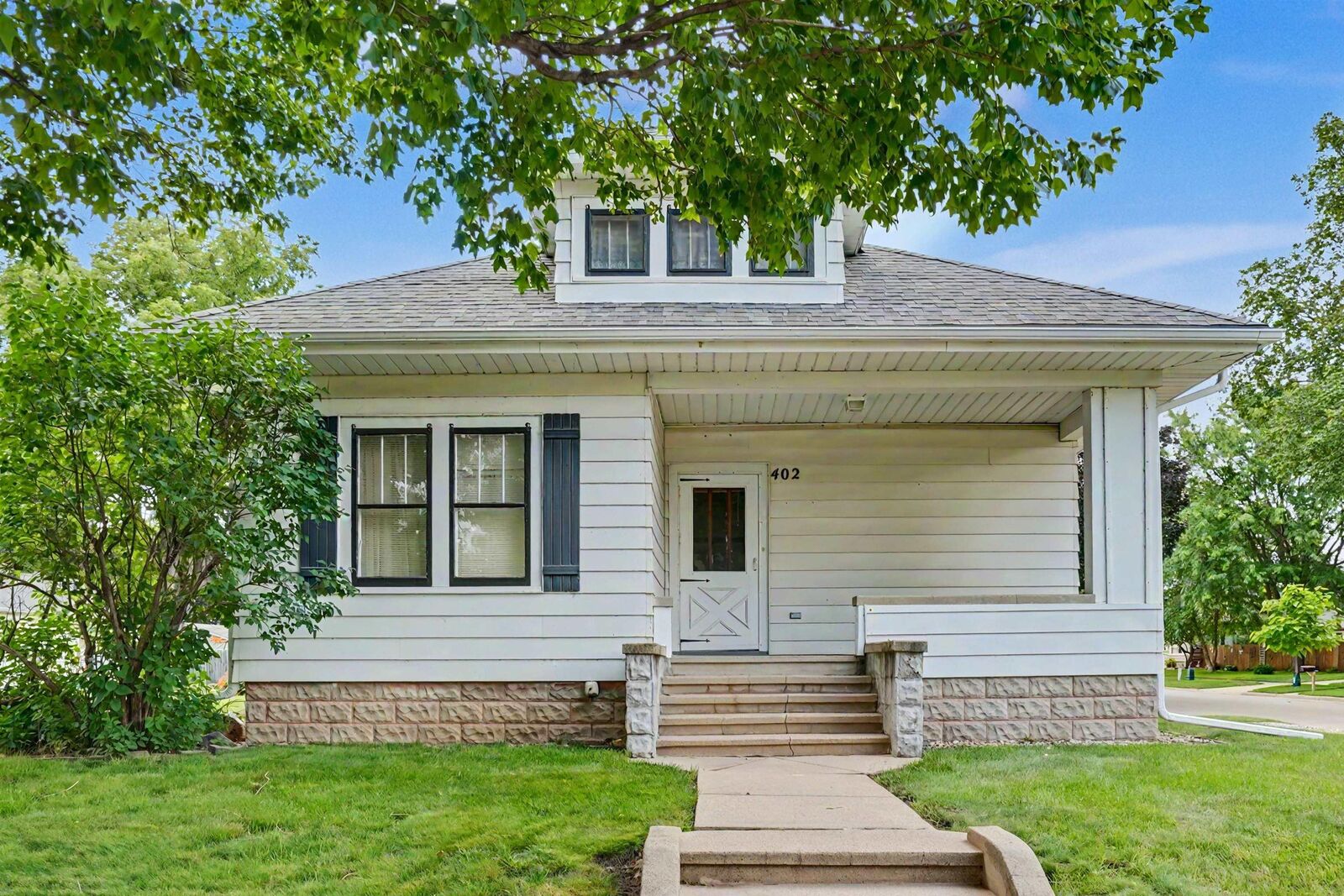 Property Photo:  402 NW 4th Avenue  IA 50677 