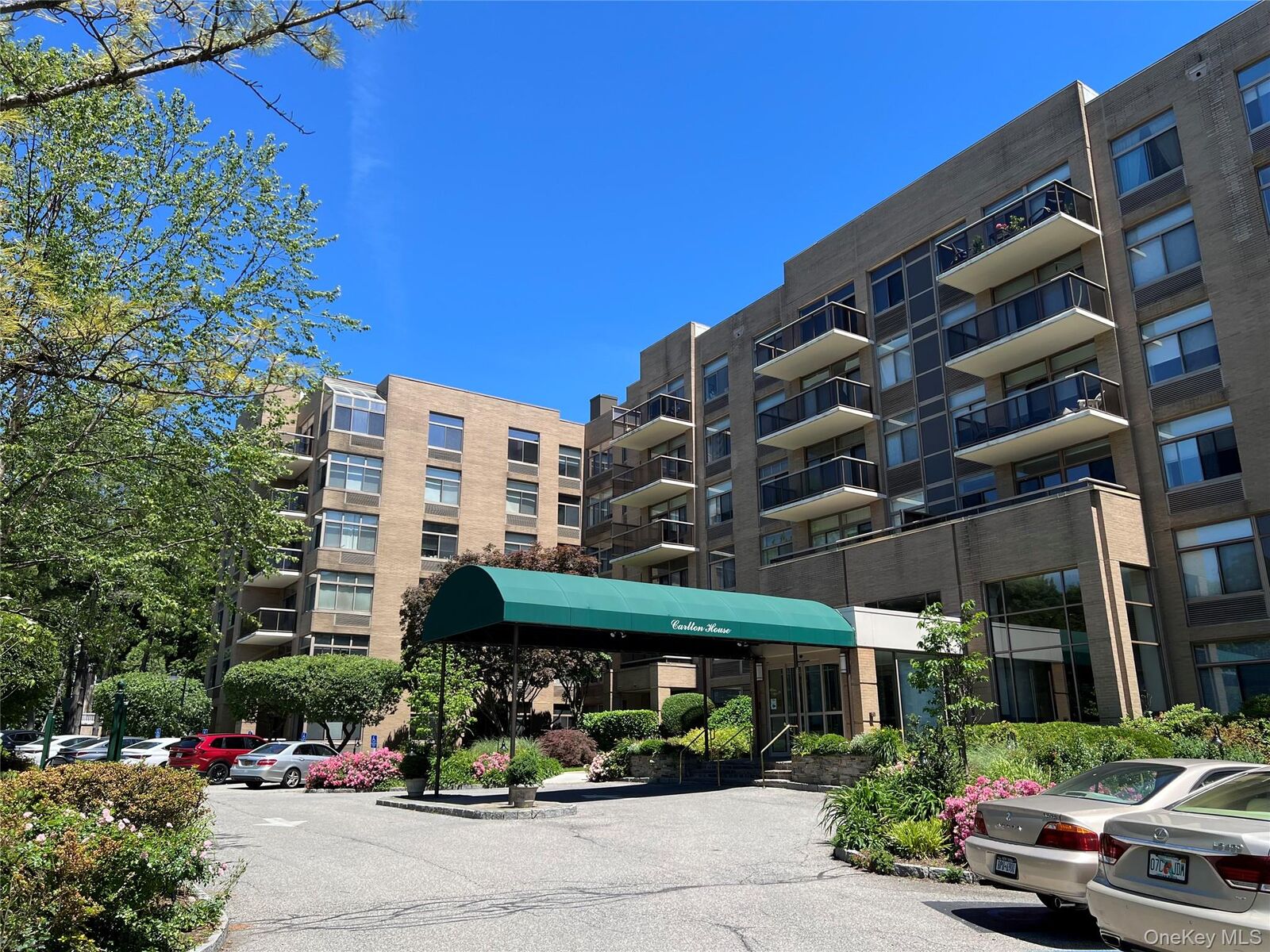 Property Photo: 35 N Chatsworth Avenue 1J NY 10538