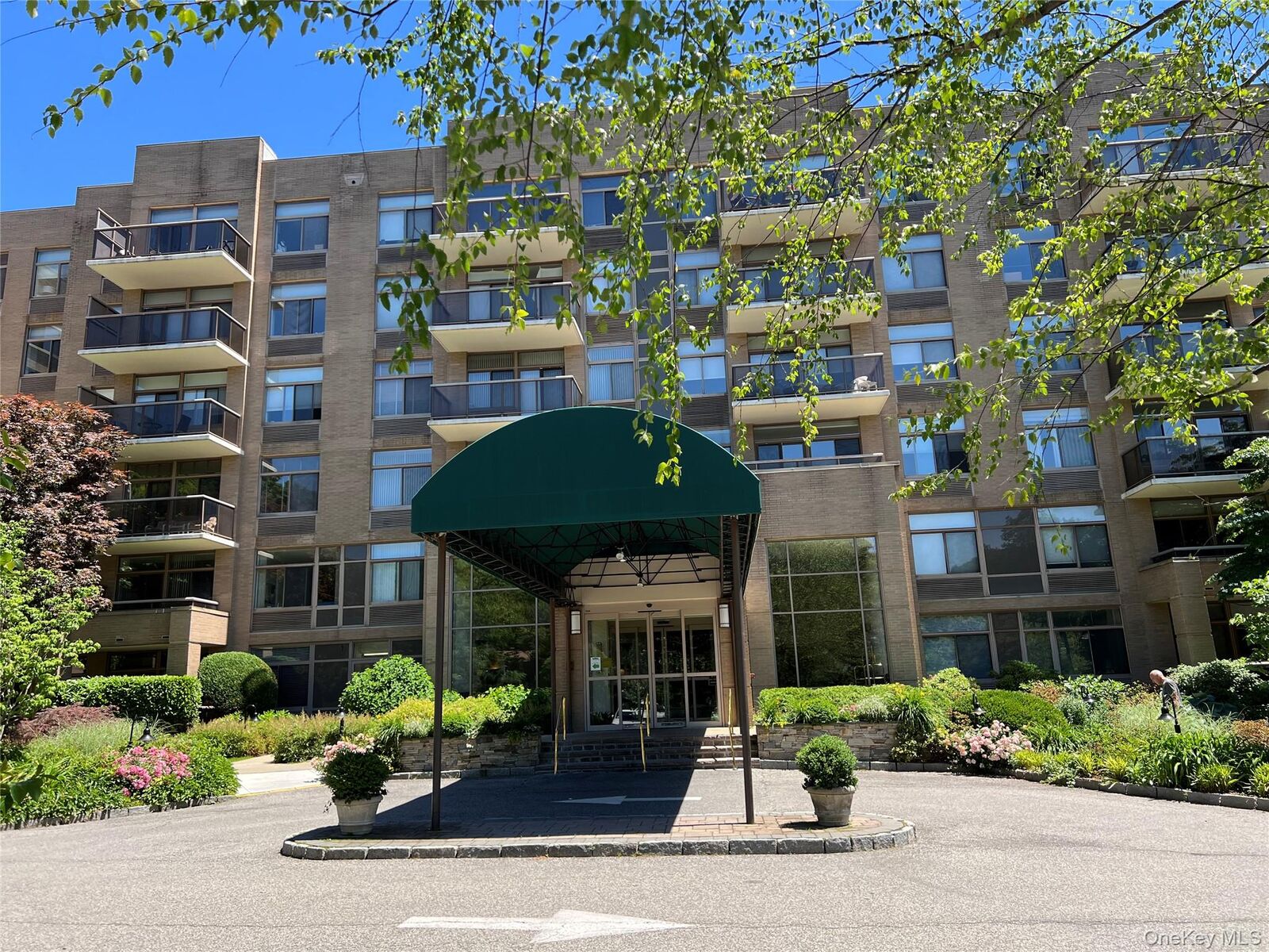 Property Photo:  35 N Chatsworth Avenue 1J  NY 10538 