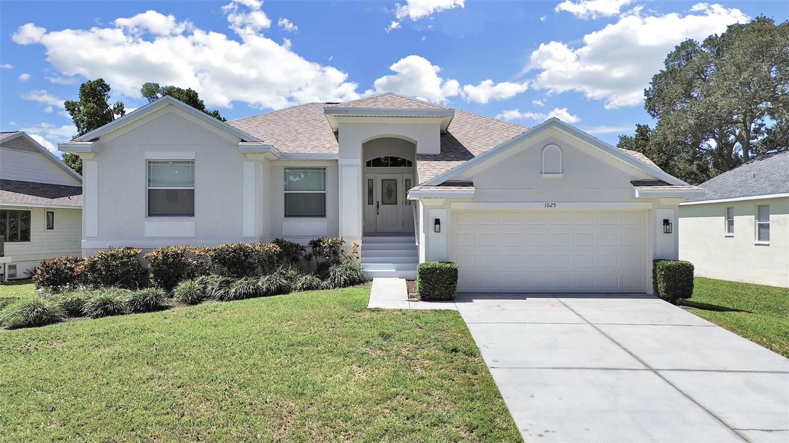 Property Photo:  1025 Lake Avoca Place  FL 34689 