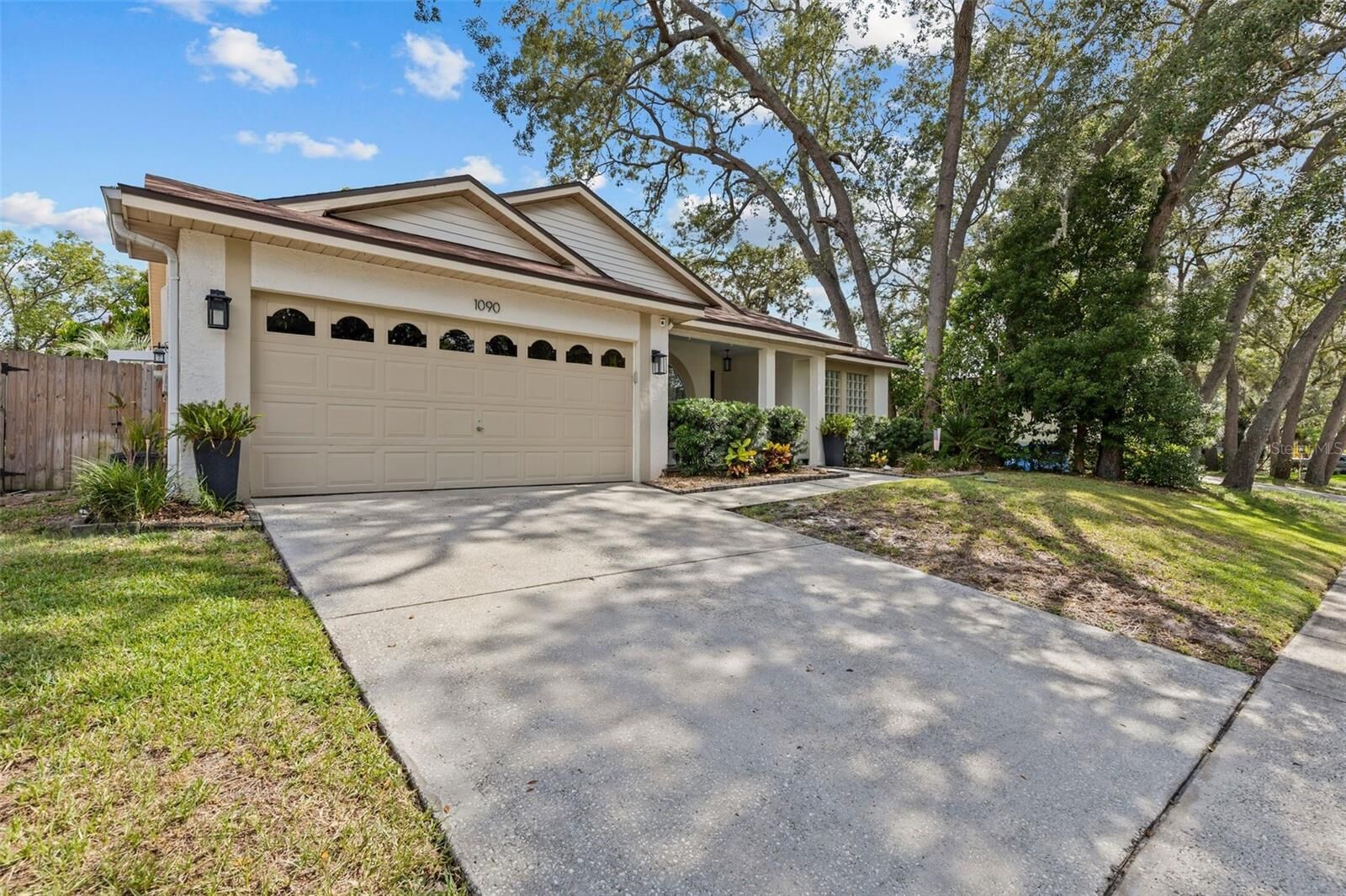 Property Photo:  1090 Rolling Oaks Avenue  FL 34689 