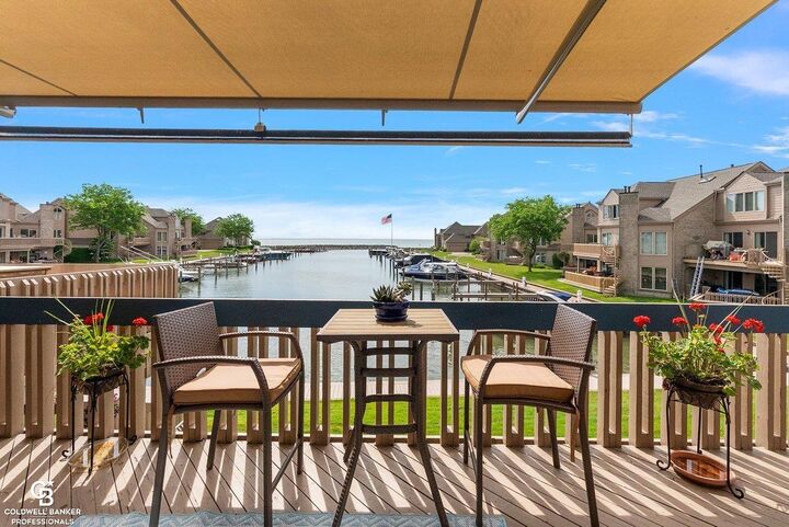 Property Photo:  26031 N Harbour Pointe Dr N Drive Unit #9  MI 48045-3298 