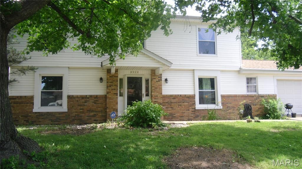 Property Photo:  3212 West Boulevard  IL 62221 