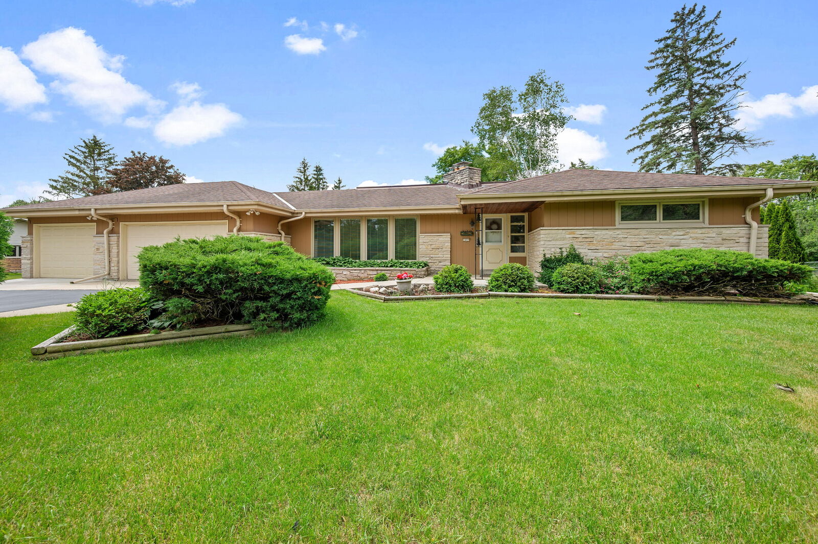 Property Photo: 1603 W Zedler Ln WI 53092