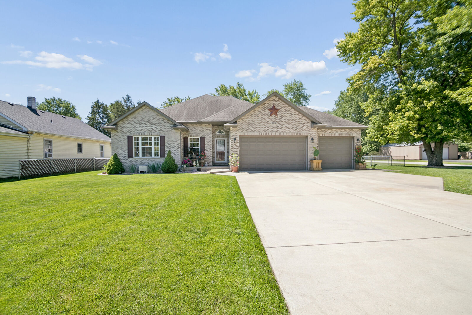 Property Photo:  189 W Cermak Road  IL 60408 