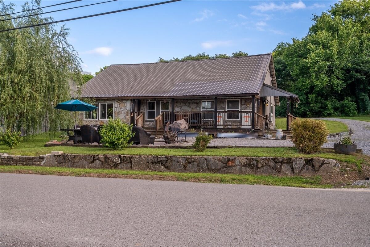Property Photo:  102 Church St  TN 37144 