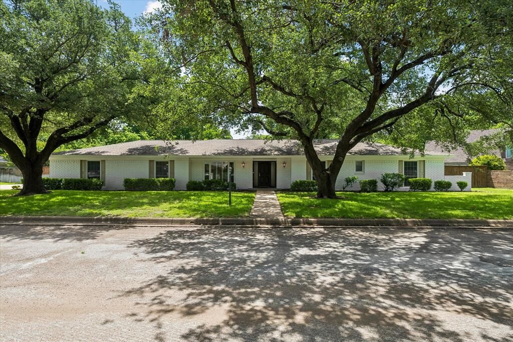 Property Photo: 4113 Ridglea Country Club Drive TX 76126