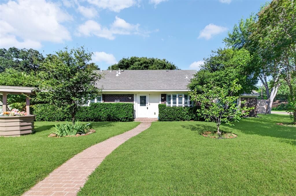 Property Photo: 313 King Richard Street TX 75061