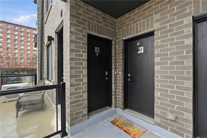 Property Photo:  3425 Ridgeway Drive 10  ON L5L 0B9 