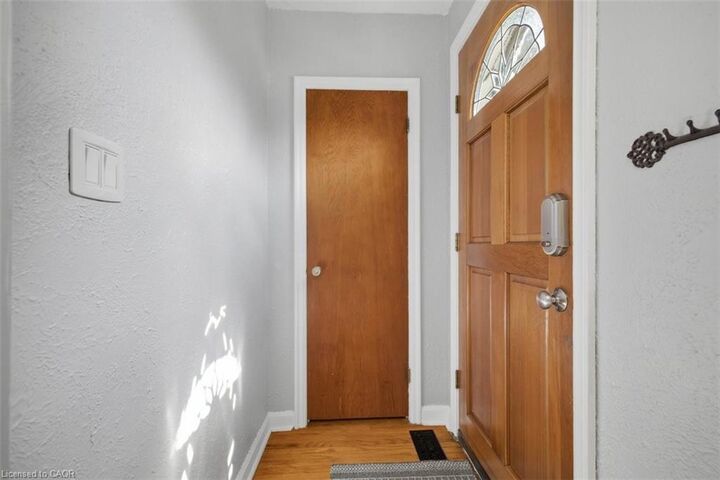 Property Photo:  216 Summerhill Avenue  ON L8K 3N7 