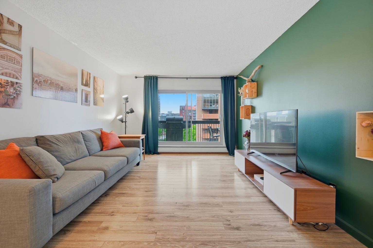 Property Photo: 1335 12 Avenue SW 604 AB T3C 3P7