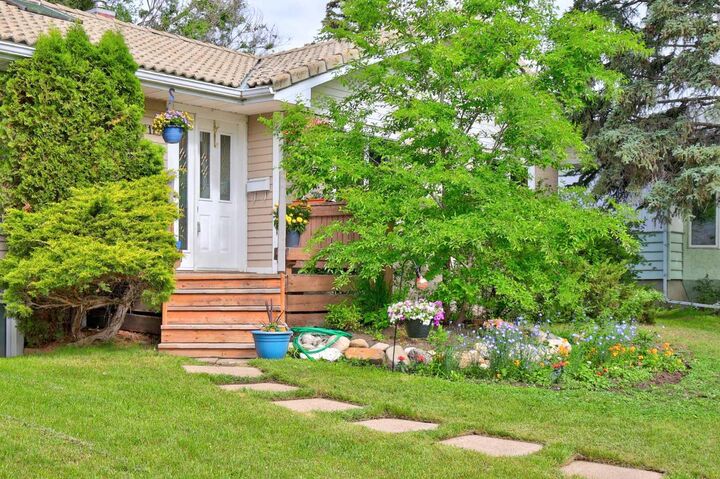 Property Photo:  4911 43 Street SW  AB T3E 3R2 
