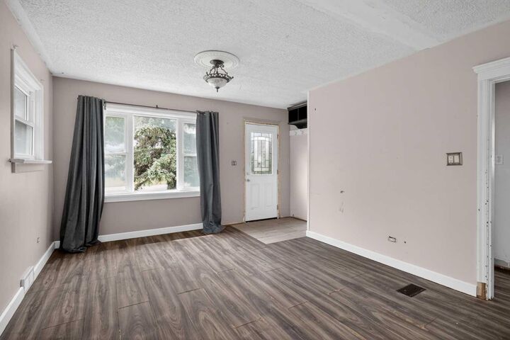 Property Photo:  504 1 Avenue NE  AB T4B 1R1 