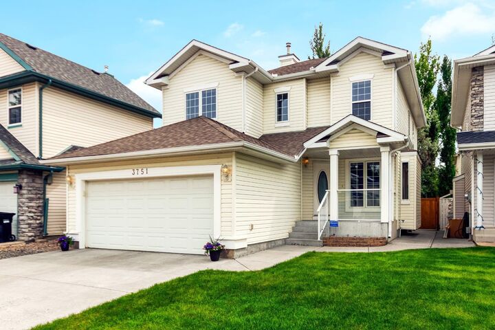 Property Photo:  3751 Douglas Ridge Link SE  AB T2Z 3H7 