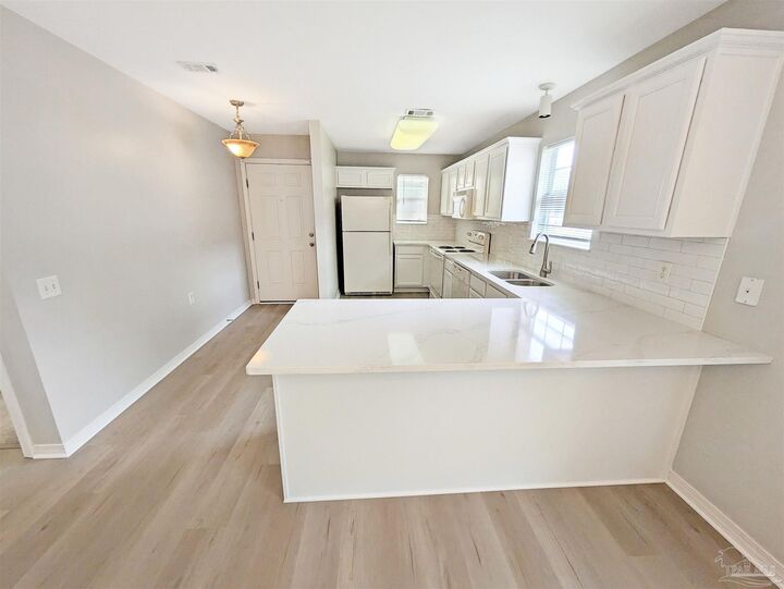 Property Photo: 5915 Bilek Dr FL 32526