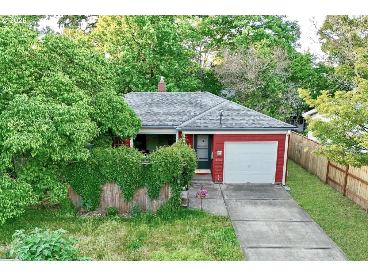 Property Photo: 5823 SE Insley St OR 97206