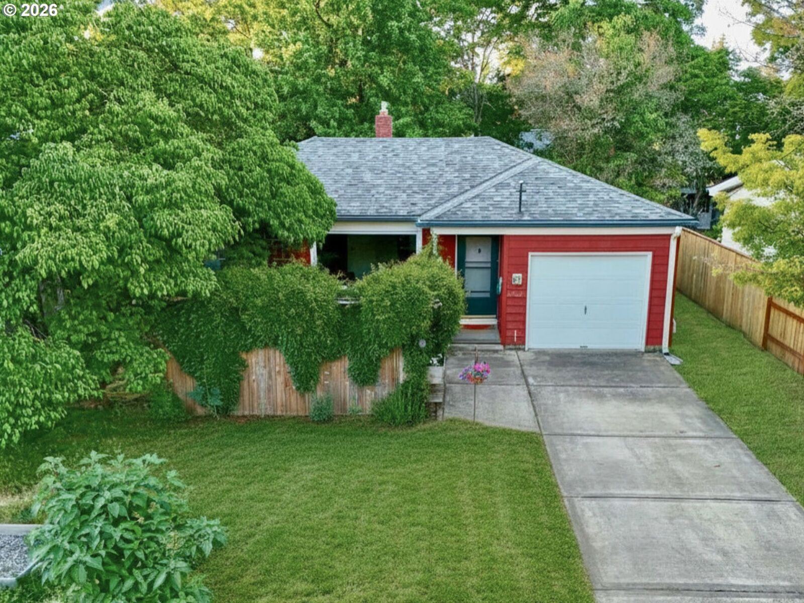 Property Photo:  5823 SE Insley St  OR 97206 