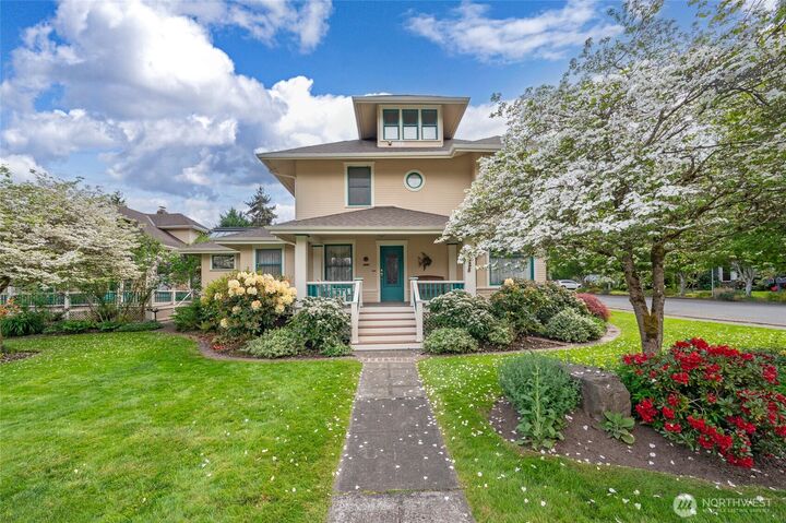 Property Photo:  10425 E Riverside Drive  WA 98011 