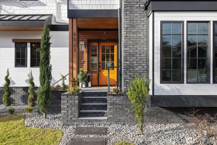 Property Photo: 6523 39th Avenue NE WA 98115