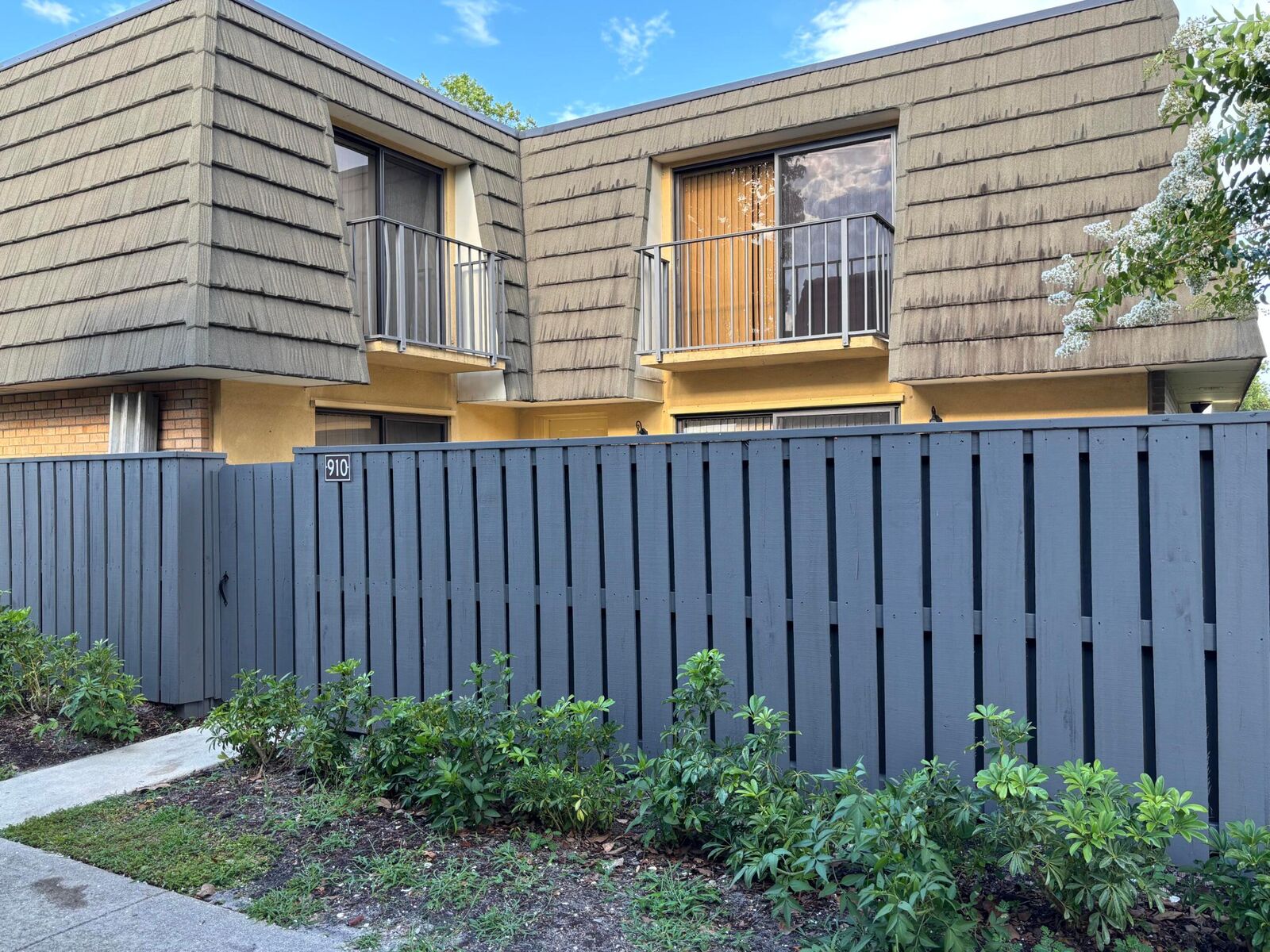 Property Photo:  910 9th Way  FL 33407 