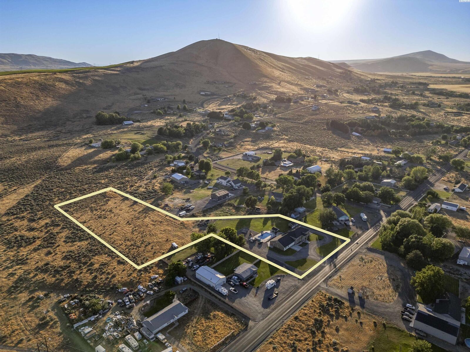 Property Photo: 43705 E Red Mountain Rd WA 99320