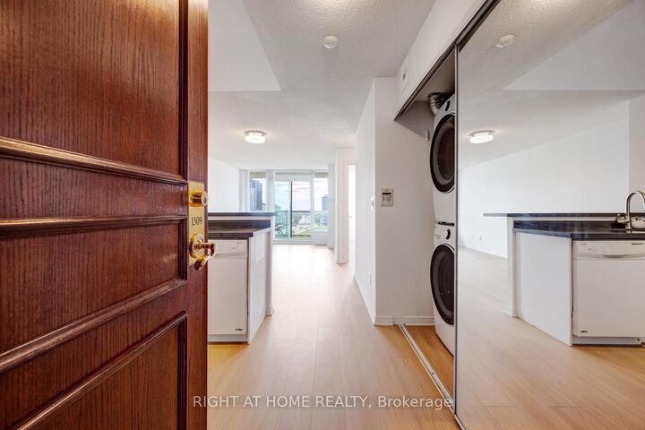 Property Photo: 2565 Erin Centre Boulevard 1509 ON L5M 6Z8
