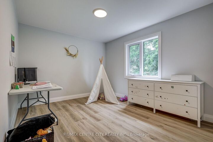 Property Photo: 9 Delevan Crescent ON N4G 3M6