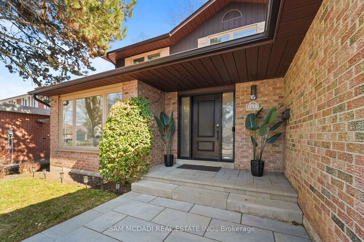 Property Photo: 1653 Sherwood Forrest Circle ON L5K 2G8