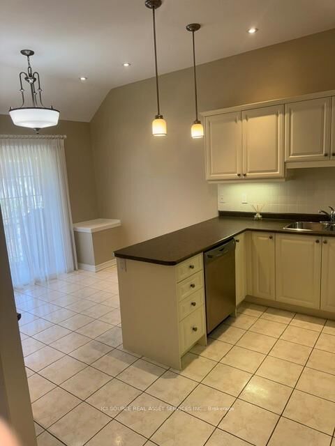 Property Photo:  19 Leland Lane E  ON L4A 0M3 