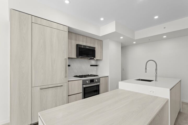 Property Photo:  3264 Vanness Avenue 305  BC V5R 4V3 