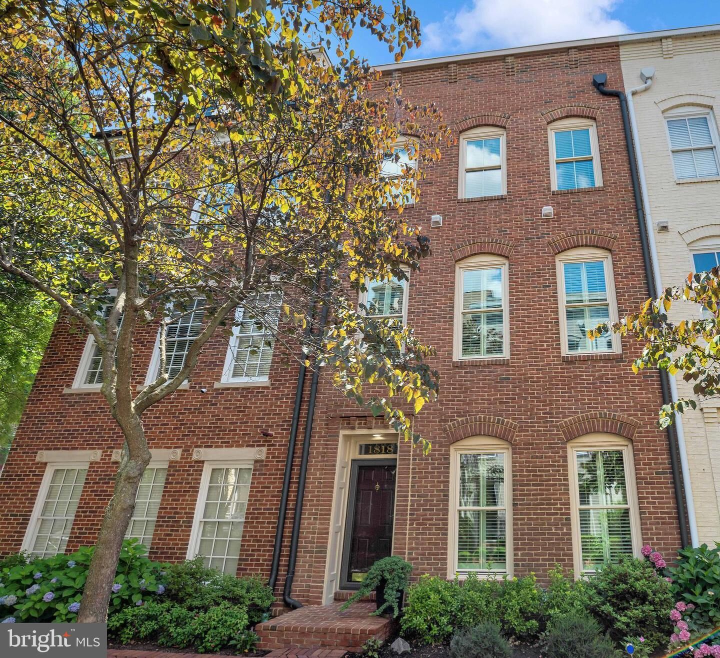 Property Photo:  1818 Potomac Greens Drive  VA 22314 