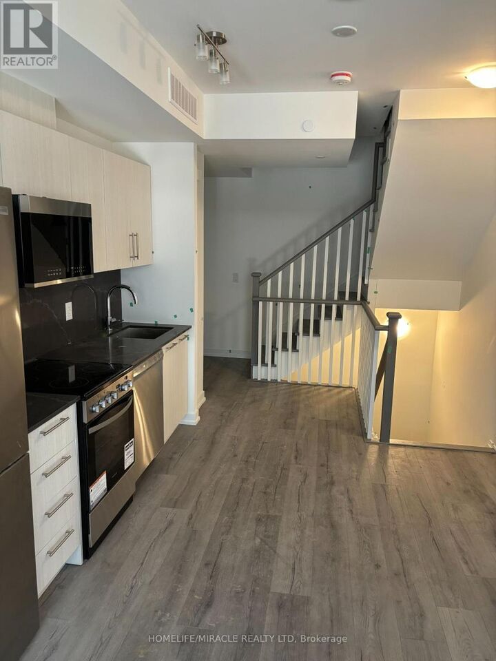 Property Photo: 861 Sheppard Avenue West 61 ON M3H 0E9