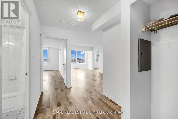 Property Photo:  135 Hillcrest Avenue 1016  ON L5B 4B1 