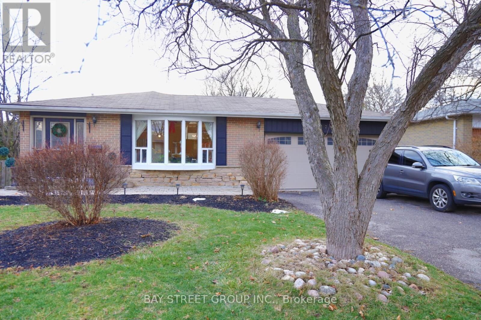 Property Photo: 27 Stornoway Crescent ON L3T 3X8