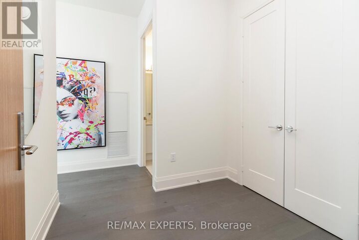 Property Photo:  8960 Jane Street Ph111  ON L4K 0M6 
