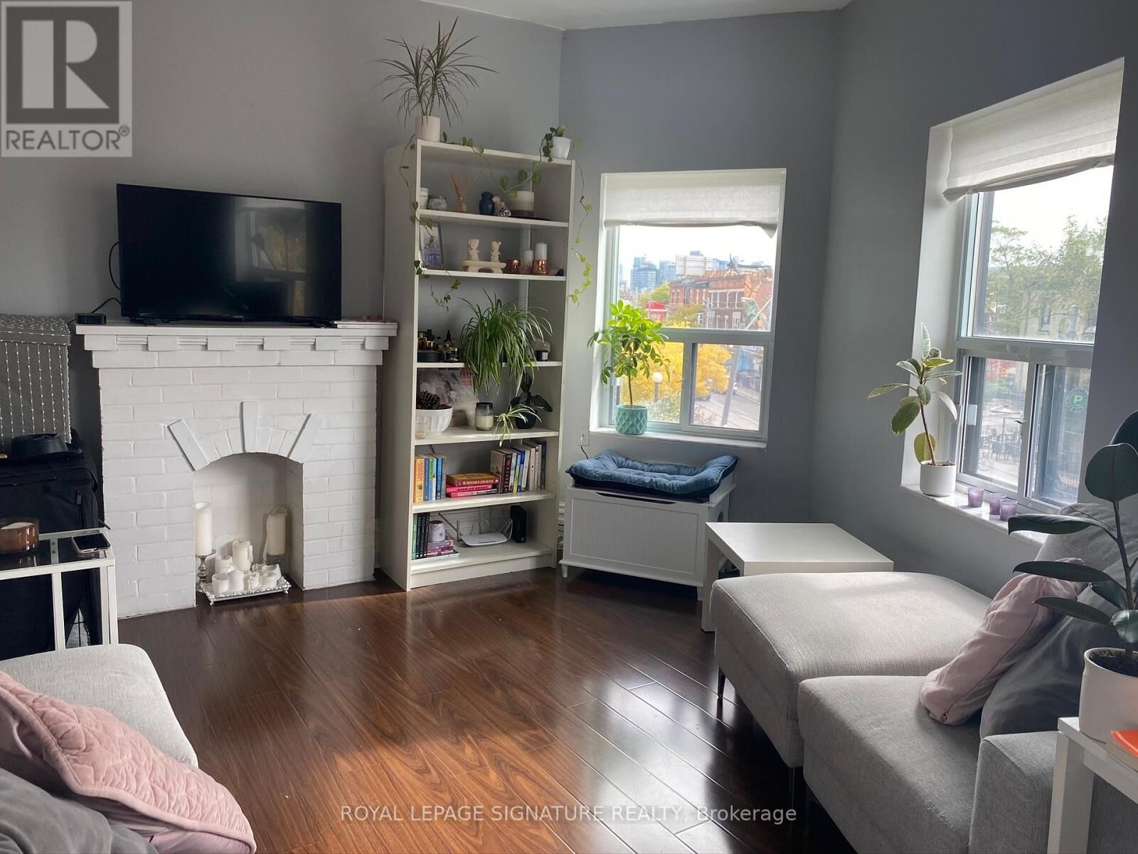 Property Photo: 172 Beatrice Street 3 ON M6G 1C1