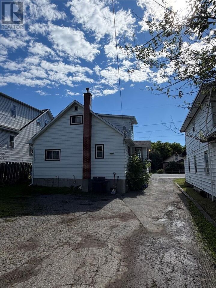Property Photo:  699 Regent Street  ON P3E 3Y5 