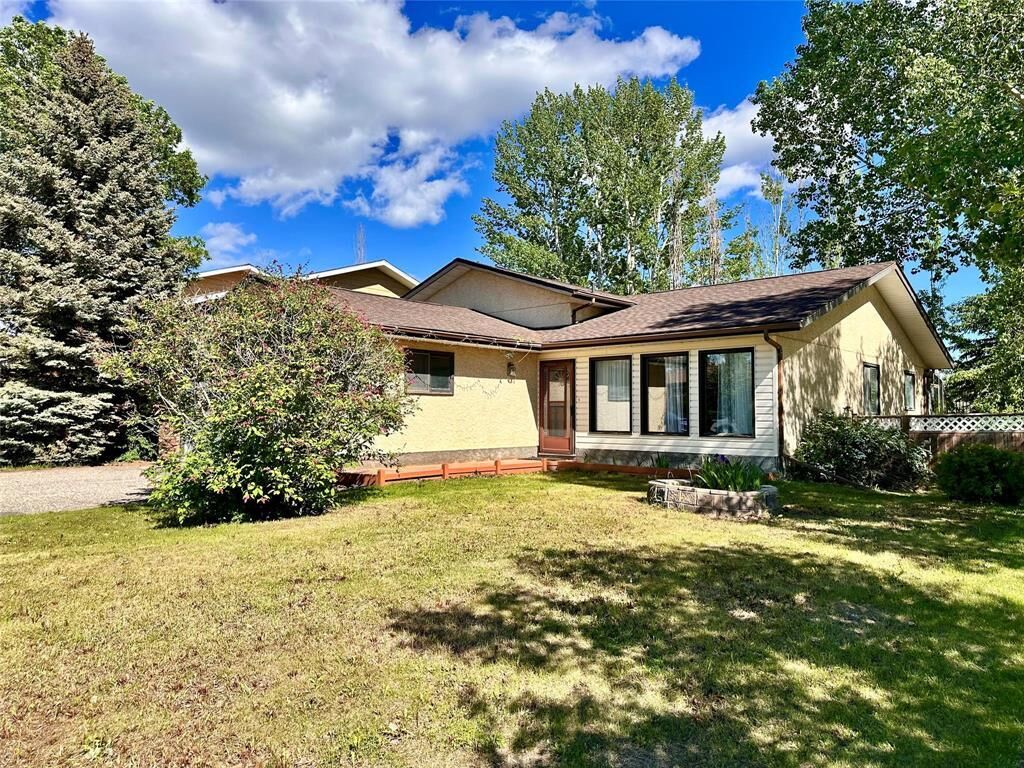 Property Photo: 12 Allard Place MB R9A 1T3