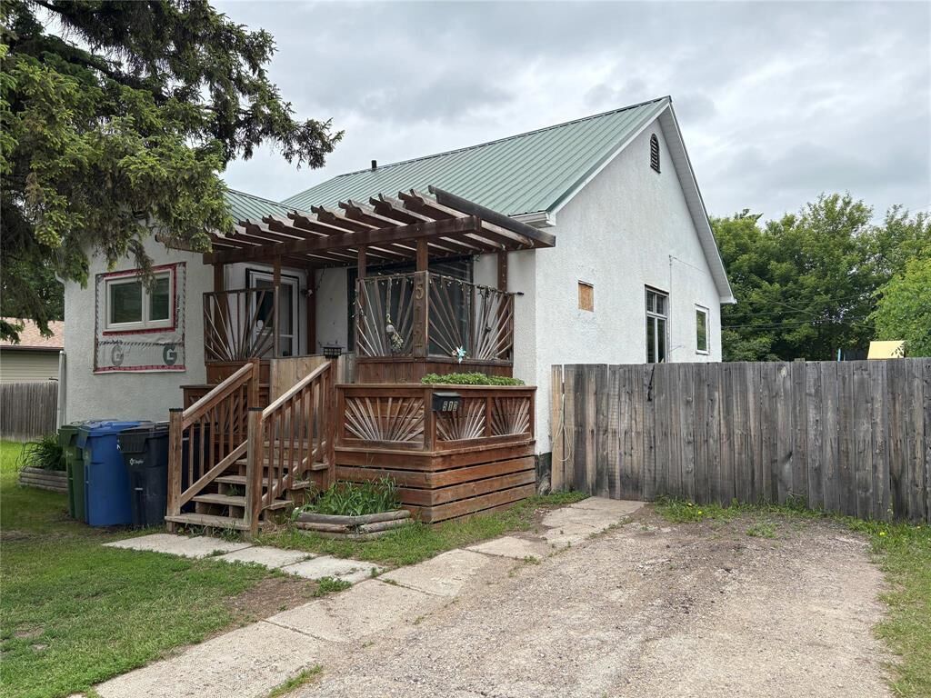 Property Photo: 512 Mountain Road MB R7N 0S5